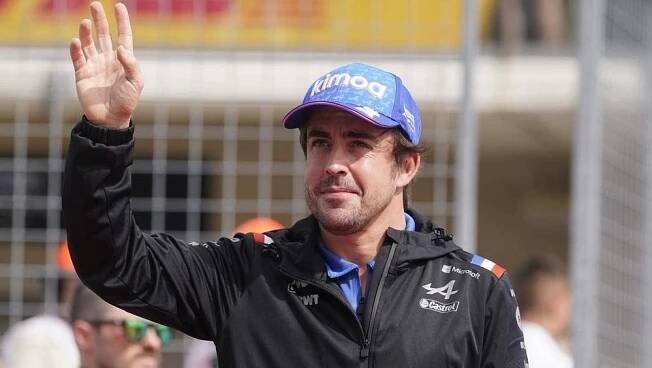 Přežil šílený let a zázrakem dojel do cíle. Pak ale Alonso dostal trest kvůli chybějícímu zrcátku - Sport.cz