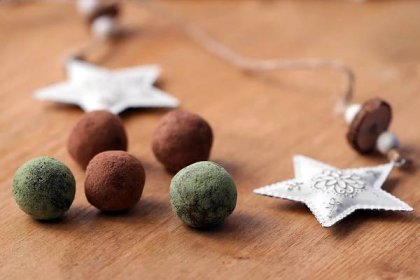 Vánoční nepečené raw cukroví z datlí, ořechů, kandovaného ovoce a sherry. Foto © MojeLahve.cz