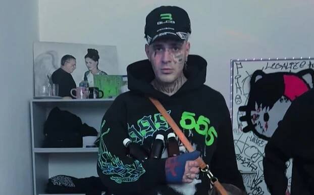 Český raper Vercetti, v ktorého štúdiu prišla o život mladá Slovenka, je opäť na slobode. Fanúšikom poslal odkaz