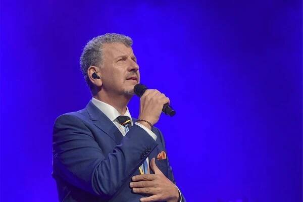 Zweimal schon wurde das Konzert von Semino Rossi in Bad Elster verschoben - nun endlich konnte es über die Bühne gehen.