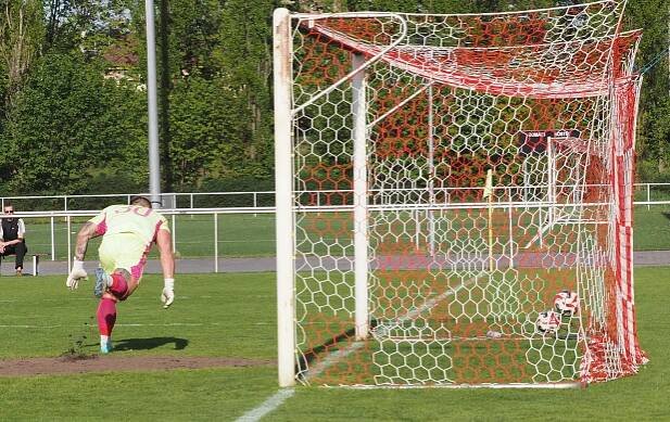 Slavia Hradec C pokořila stovku gólů, brankář Lokády skóroval přes celé hřiště