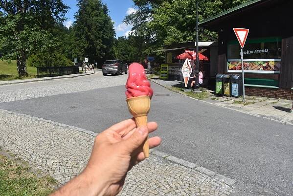 Karty, nebo jen hotovost? Deník mapoval situaci v Karlově Studánce