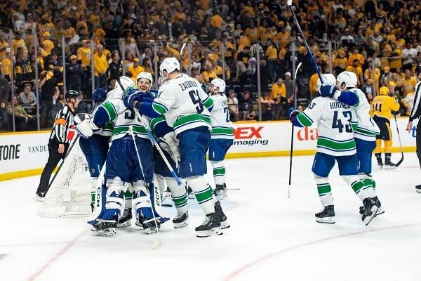 Hronkův Vancouver slaví v NHL postup. Hertla čeká proti Dallasu sedmý zápas