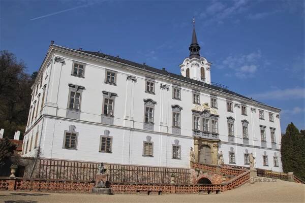 Vstupní nádvoří lysického zámku