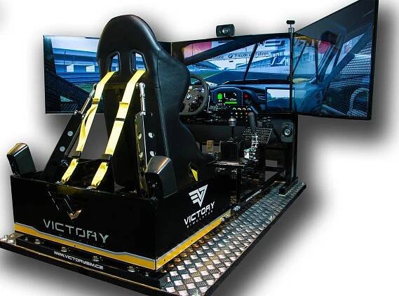 Jízda na promakaném simulátoru závodního auta pro 1–4 řidiče
