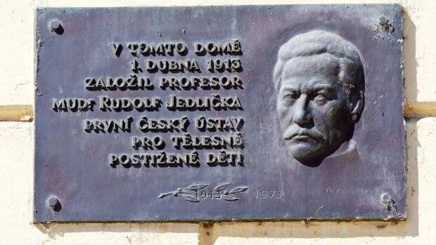 Pamětní deska na původní budově Jedličkova ústavu v Praze