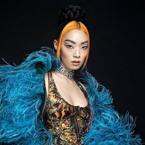 Rina Sawayama — Catch Me In The Air. Перевод песни на русский язык