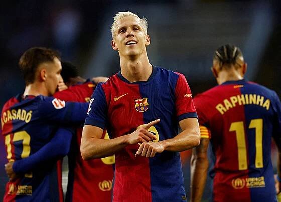 Barcelonský Dani Olmo se raduje ze vstřeleného gólu v utkání proti Espanyol.