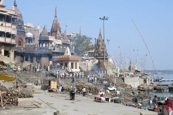 Soubor:Varanasi, India, Cremation ghats.jpg