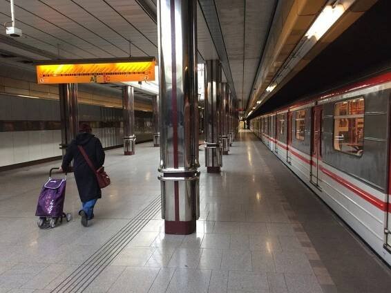 Stanice metra Lužiny: Prosklená jako skleník, rostou tu i palmy. Jenže...
