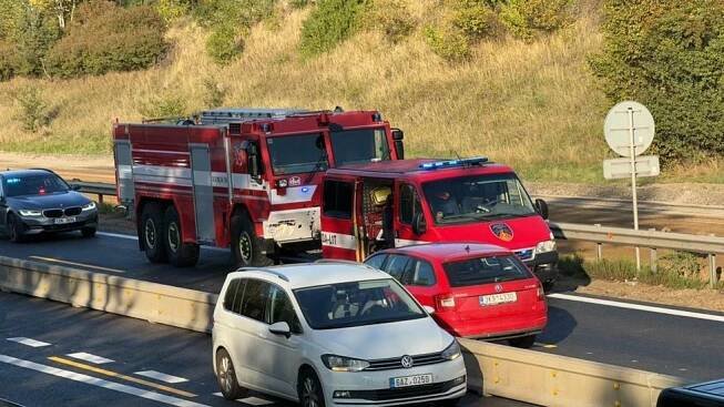 Hromadná nehoda na D5! Dálnice na Prahu stála, jeden člověk se zranil