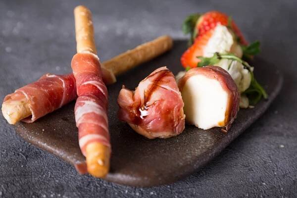 Grilovaná mozzarella v parmské šunce - iMnam.cz