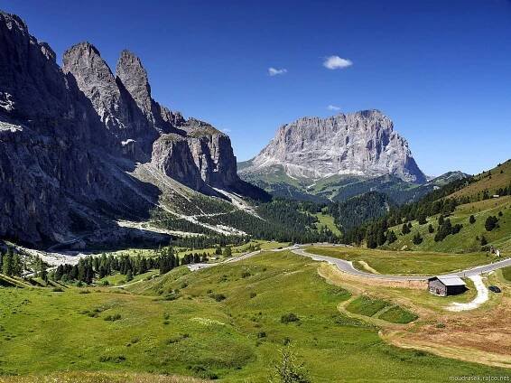 Passo Gardena, výhled směrem k Val Gardena, v pozadí 