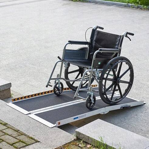 RAMPA NA PŘÍJEZDOVOU CESTU PRO INVALIDNÍ VOZÍKY MOTOROVÝCH KOL, HLINÍKOVÁ, SKLÁDACÍ Značka Luka