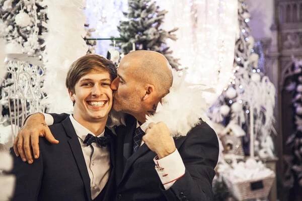 FOTO: Jakub Gareth Bialý a Honza Gareth Musil. Oba zbožňují Vánoce. – stránka 7