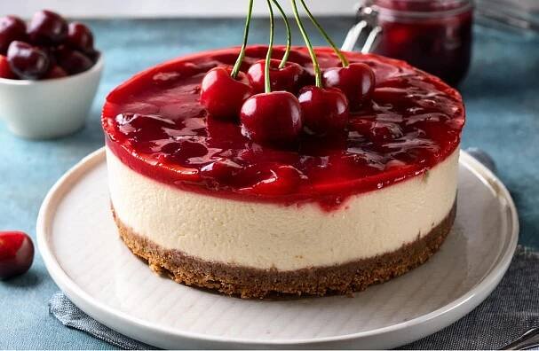 Nepečený cheesecake s třešňovým kompotem a želatinou: dezert s původem v Řecku