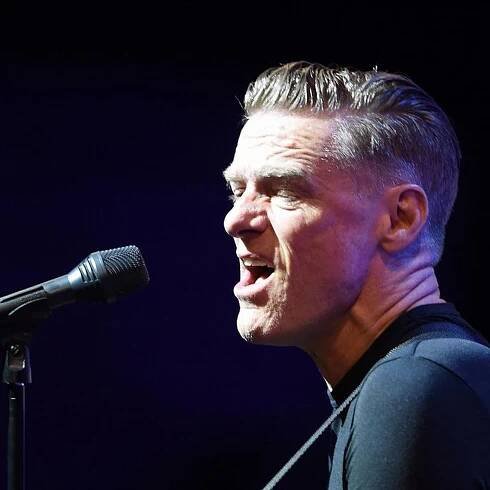 Bryan Adams nemá co říct. Přesto zpívá