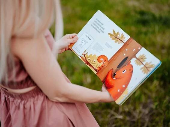 Do dětského leporela Lesní medvídek, prvního dílu z plánované trilogie, promítla autorka Hana Štolbová vlastní zkušenosti se znakování pro slyšící miminka.