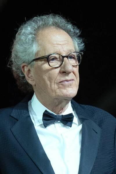 Hvězda Pirátů z Karibiku ve Varech: Geoffrey Rush přiletěl v roušce! Fanoušky u hotelu zklamal