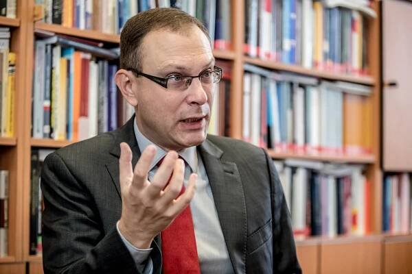 Ústavní právník Jan Kysela: Pánem vlády je premiér, ne prezident