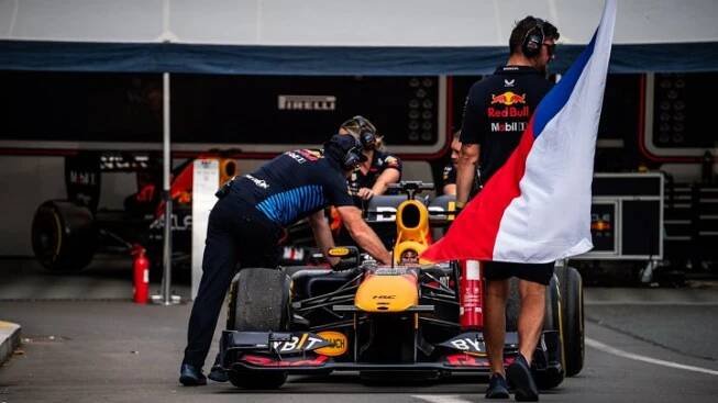 OBRAZEM: Formule 1 v centru Prahy. Ulice metropole rozburácel Red Bull Showrun a David Coulthard