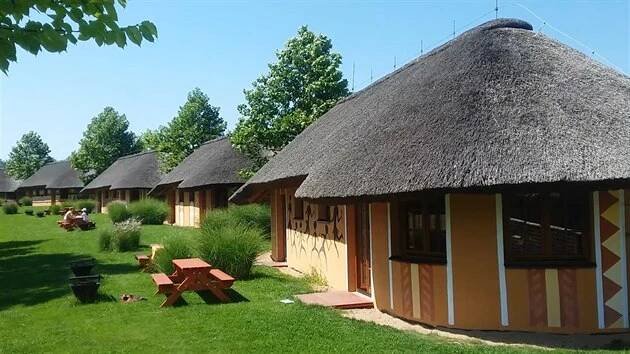 VIDEO: Stany ve větvích a výhled na žirafy, kemp vytváří iluzi Afriky