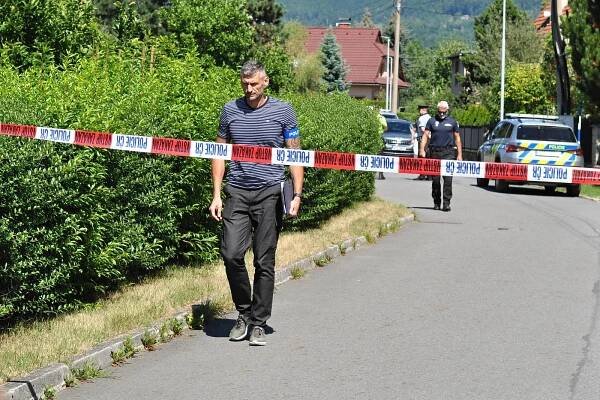 Počkal až usnou, pak střílel. Případ trojnásobné vraždy v Rožnově je odložen