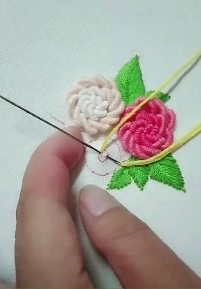 Obsahuje obrázek: Beautiful embroidery #3