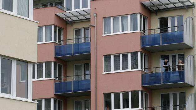 Převod podílů města na družstevních bytech za korunu se zase zkomplikoval