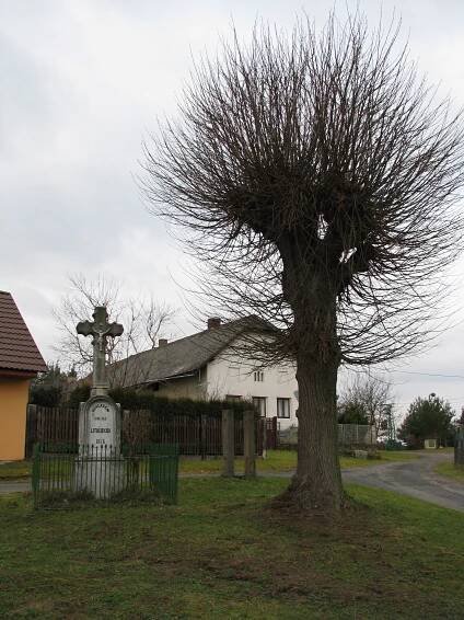 křížek na návsi