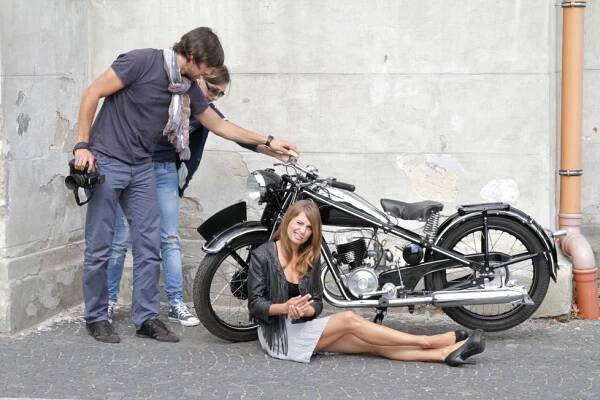 Hmm, to je mašina! Herečka Jurčová zvedala sukni při pózování s motorkou