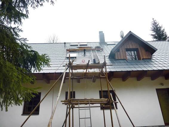 Obr. 5 V tomto případě bylo nutné pod střešní krytinu dodatečně vložit i čtyři střešní latě,  ve kterých držák tyčové sněhové zábrany najde dostatečnou oporu.