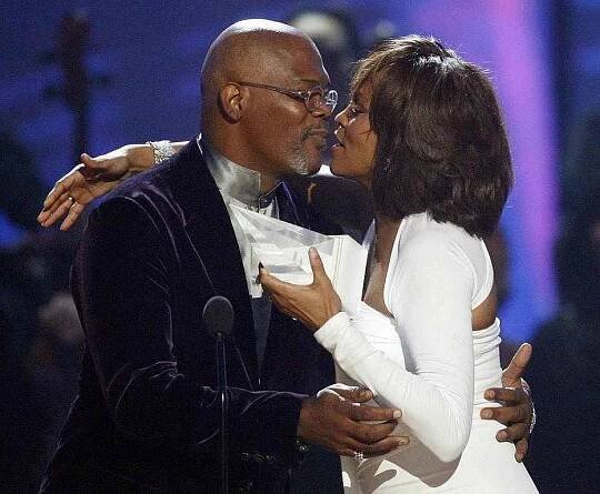 V kalifornském Los Angeles se 22. 11. předávaly Americké hudební ceny:  Whitney Houston s hercem Samuelem L. Jacksonem