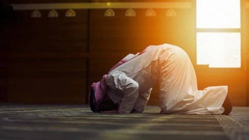 Muž se modlí během ramadánu