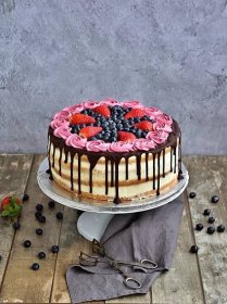 narozeninový dort s ovocem