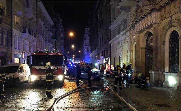 Foto: Poblíž Jiráskova mostu v Praze hoří hotel, hasiči evakuovali desítky lidí