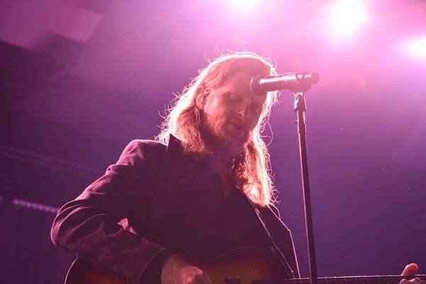 FOTOREPORT: The Lumineers vyprodali Forum Karlín i s novým albem III v zádech