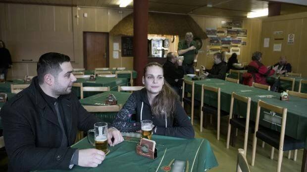 Místa, kde se natáčel seriál Most! Restaurace Severka, v popředí sedí Denis Žák (Zoran, bodyguard Leoše Nohy) a komparzistka Michaela Brandová.