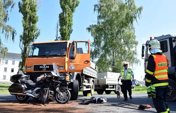FOTO: V Bruntálu se srazil náklaďák s dvěma motorkáři. Oba jsou ve vážném stavu