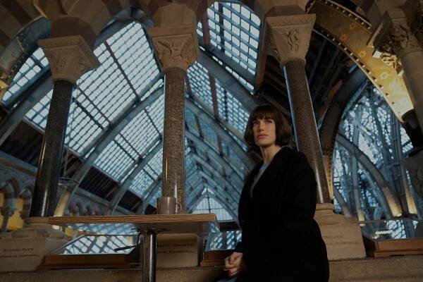 Podezření - Buď neviditelný - Z filmu - Elizabeth Henstridge