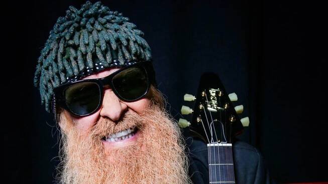 „Během natáčení alba jsme ve studiu surfovali na webu, kouřili cigarety a popíjeli víno,“ popisuje Billy Gibbons.