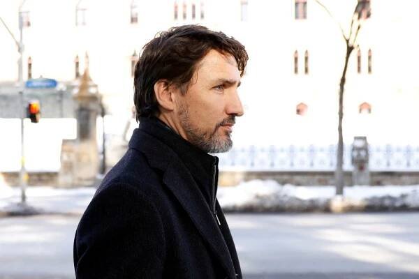 Volby v Kanadě vyhrají liberálové premiéra Trudeaua, většinu ale podle odhadů nemají