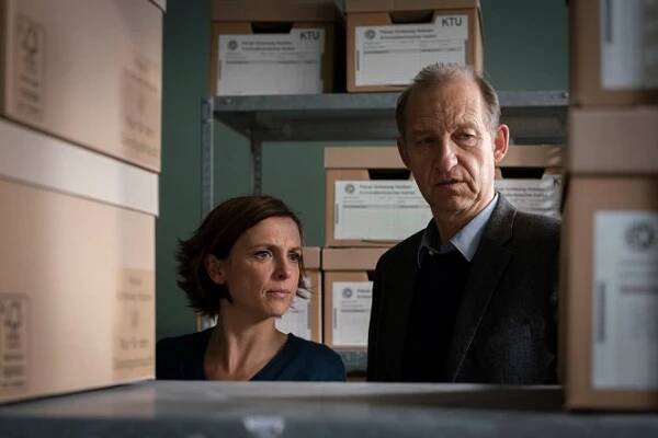 Nord Nord Mord - Sievers und die Tote im Strandkorb - Z filmu - Julia Brendler, Peter-Heinrich Brix
