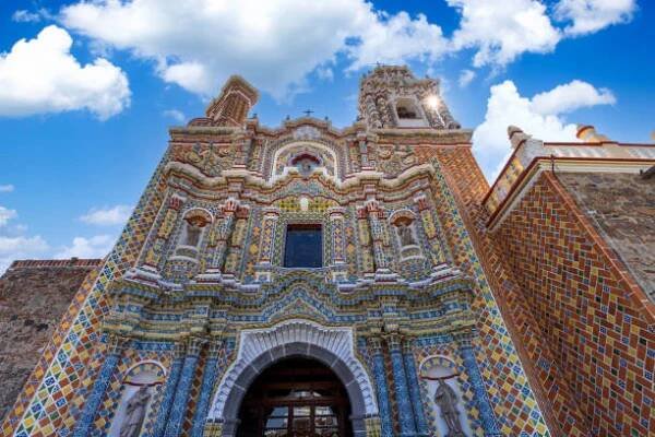 kostel francisco acatepec a barevná koloniální architektura cuernavaca v mexiku morelos - puebla - stock snímky, obrázky a fotky