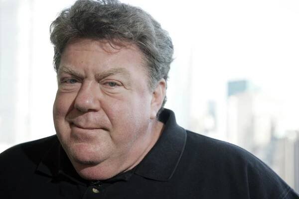 Z baru Cheers odešel navždy. Zemřel herec George Wendt, nezapomenutelný Norm