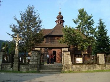 Velké Karlovice-kamenný k�říž z r. 1819 a dřevěný barokní kostel Panny Marie Sněžné z let 1752-54
