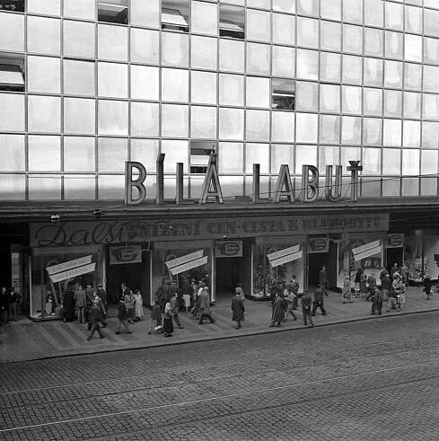 Snížení cen, cesta k blahobytu. Na zákazníky kultovního obchodního domu Bílá Labuť Na Poříčí čekaly v prvních říjnových dnech roku 1953 příjemné slevy.