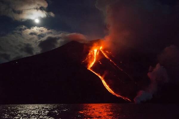 Itálie zakázala turistům výstupy na Stromboli. Ta se probrala opět k životu a chrlí lávu