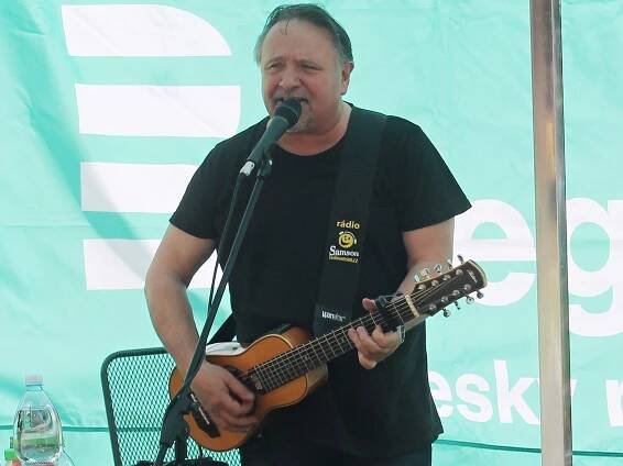 Hudebník Jaroslav Samson Lenk zpříjemnil odpoledne všem generacím v Rakovníku