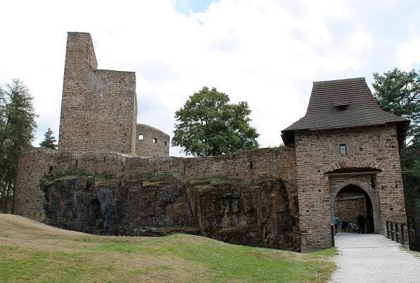 Hrad Velhartice - akce, otevírací doba, vstupné, ubytování, foto, prohlídky, počasí